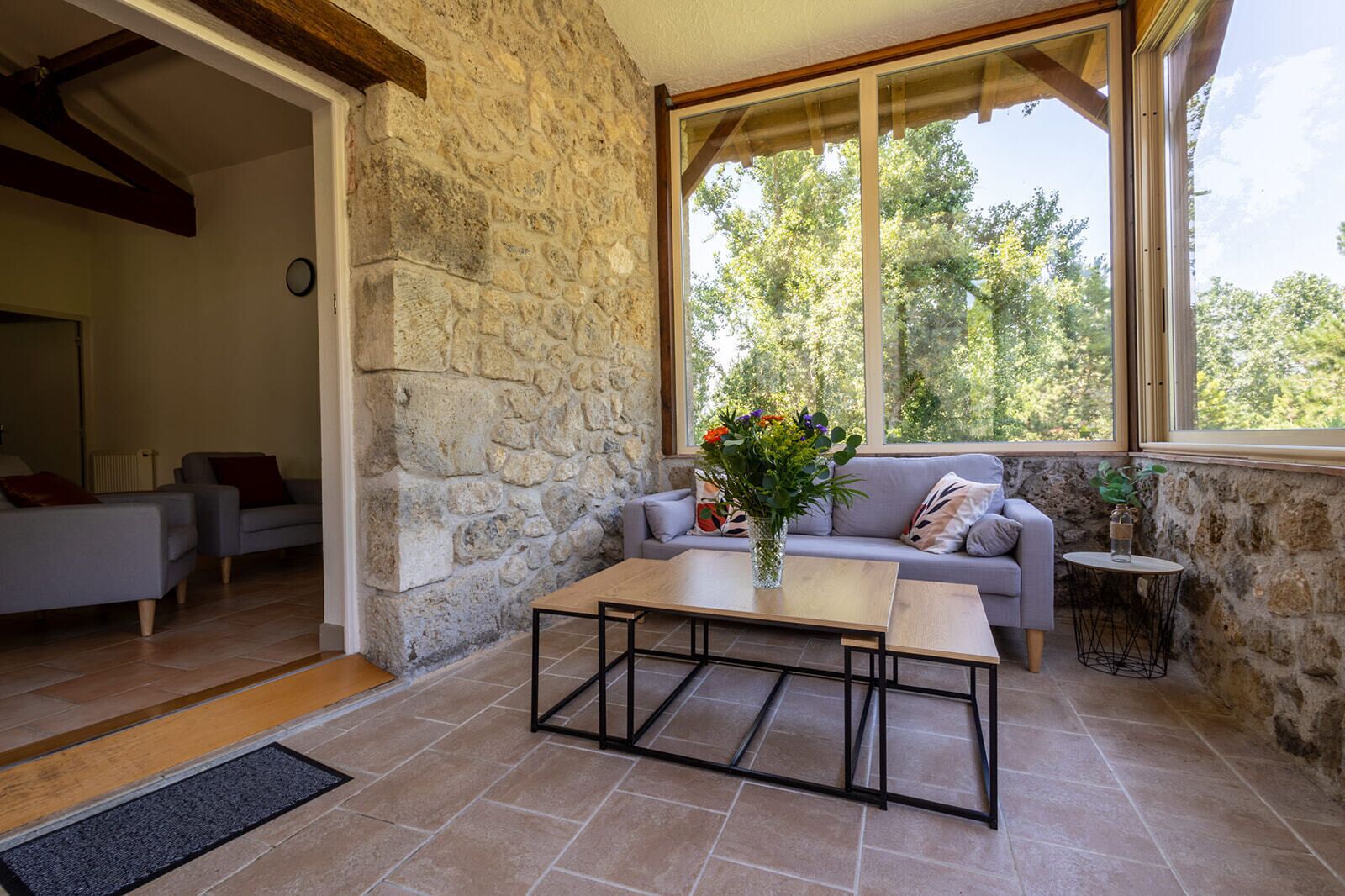 スマートテレビ、DVD プレーヤー、卓球台