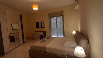 3 chambres, bureau, fer et planche Ă repasser, lit parapluie