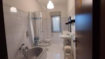 Douche, sĂšche-cheveux, bidet, serviettes fournies