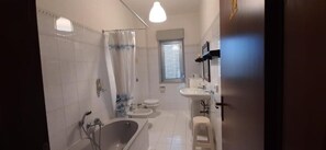 シャワー、ヘアドライヤー、ビデ、タオル