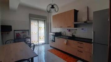 Frigorifero, forno, piano cottura, lavastoviglie