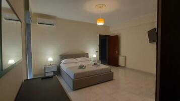 3 chambres, bureau, fer et planche Ă repasser, lit parapluie