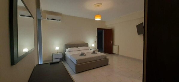 3 habitaciones, escritorio y tabla de planchar con plancha