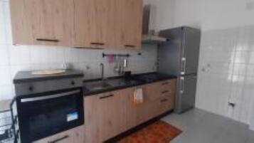 Frigorifero, forno, piano cottura, lavastoviglie