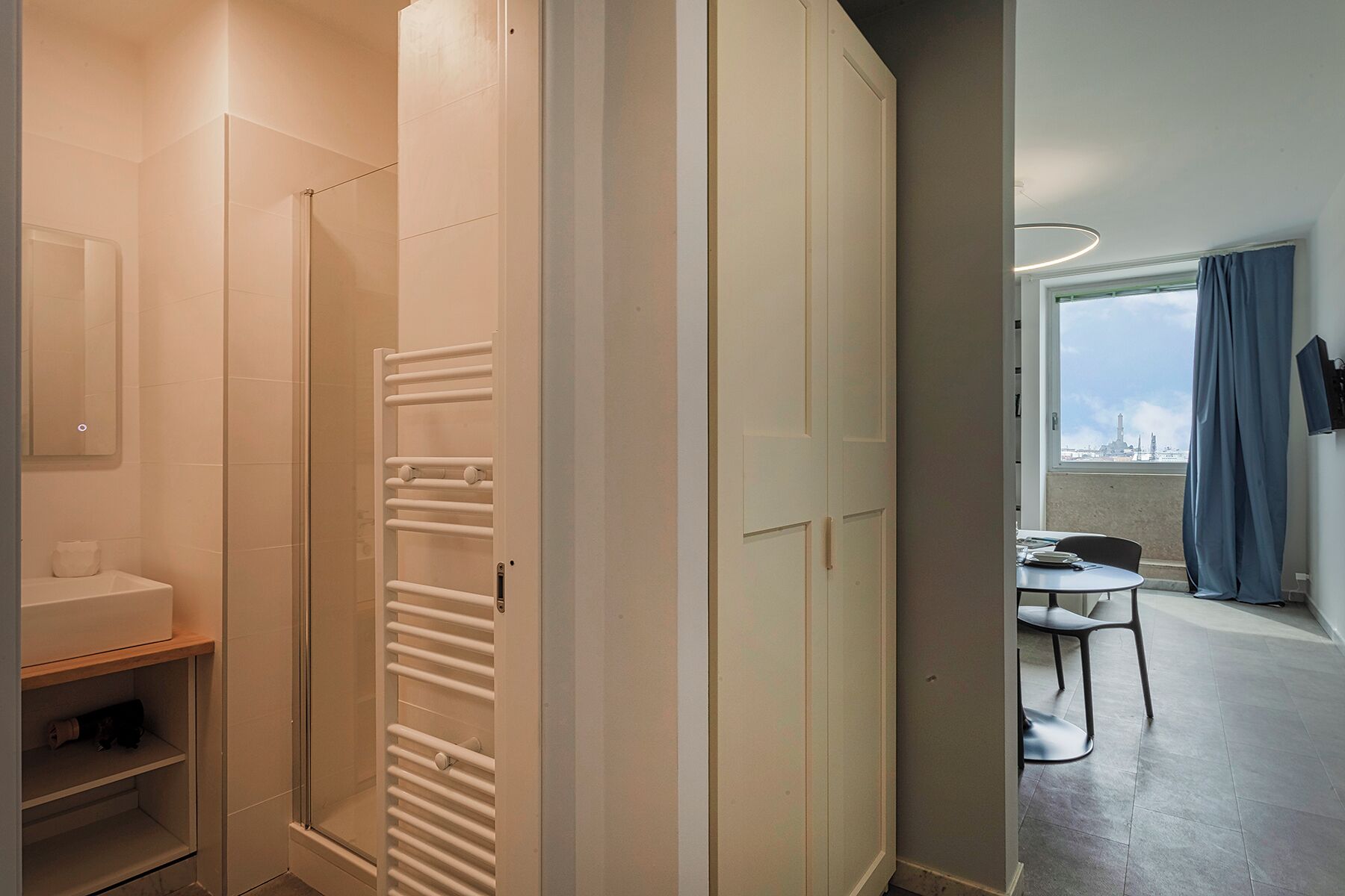 Basic Studio | Bathroom | Shower, hair dryer, bidet, towels