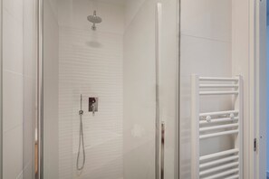 Basic Studio | Bathroom | Shower, hair dryer, bidet, towels - Chic & Modern Lofts by Wonderful Italy (Genoa)