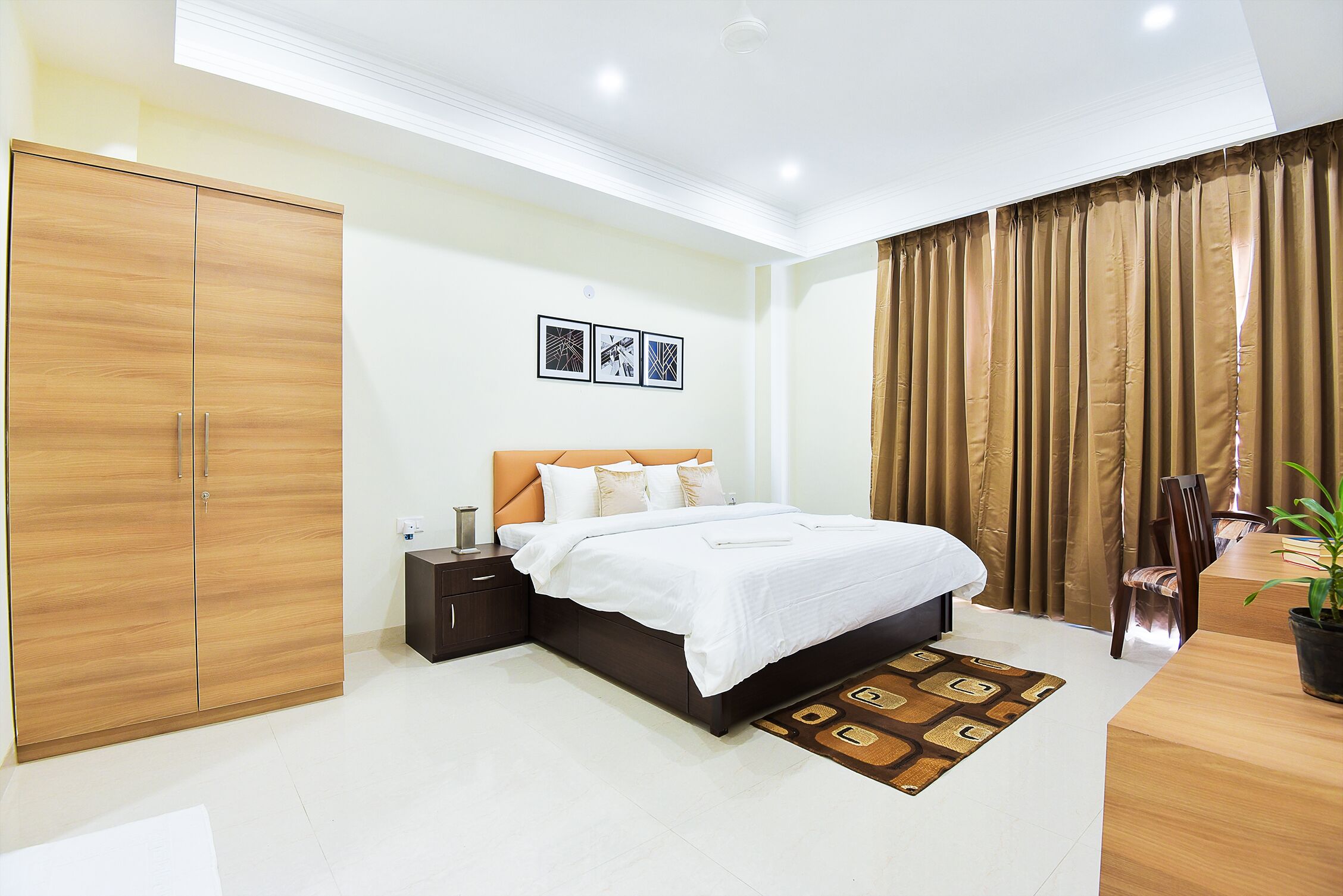 1 habitación, escritorio, tabla de planchar con plancha y wifi 