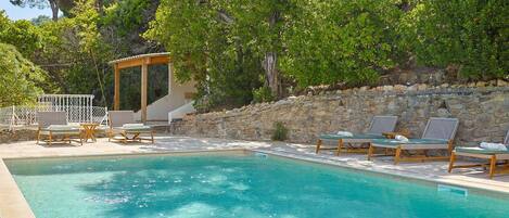 Utendørsbasseng og et oppvarmet basseng