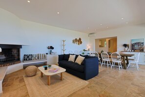 TV, caminetto, libri, impianto stereo