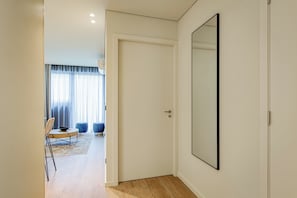 고급 침구, 오리/거위털 이불, 암막 커튼, 방음 설비