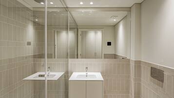 Douche, sèche-cheveux, serviettes fournies, savon