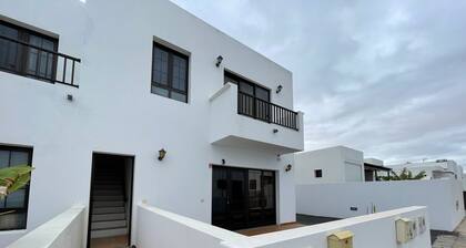Estupendo Apartamento de 2 Dormitorios a 500 Metros de la Playa en La Santa