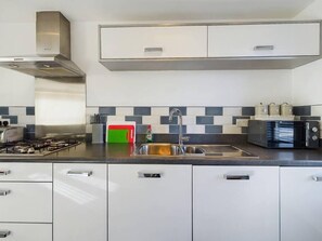 Geladeira, micro-ondas, fogão, torradeira