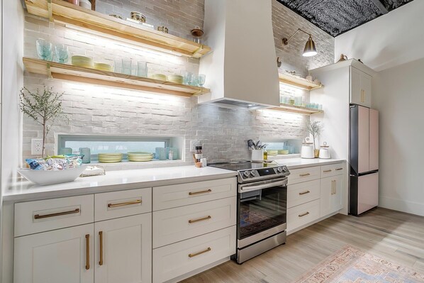 Refrigerador, microondas, horno y parrilla de estufa 