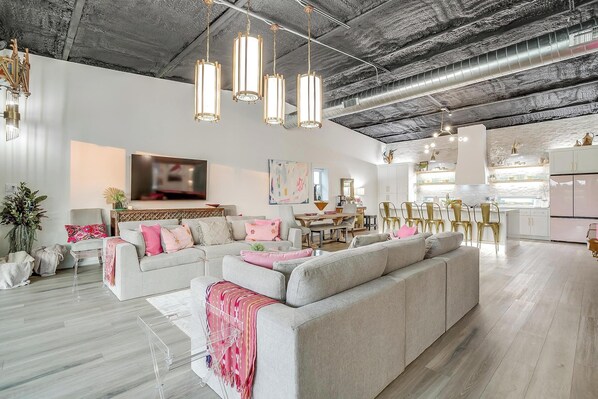 Smart TV, fireplace, stereo