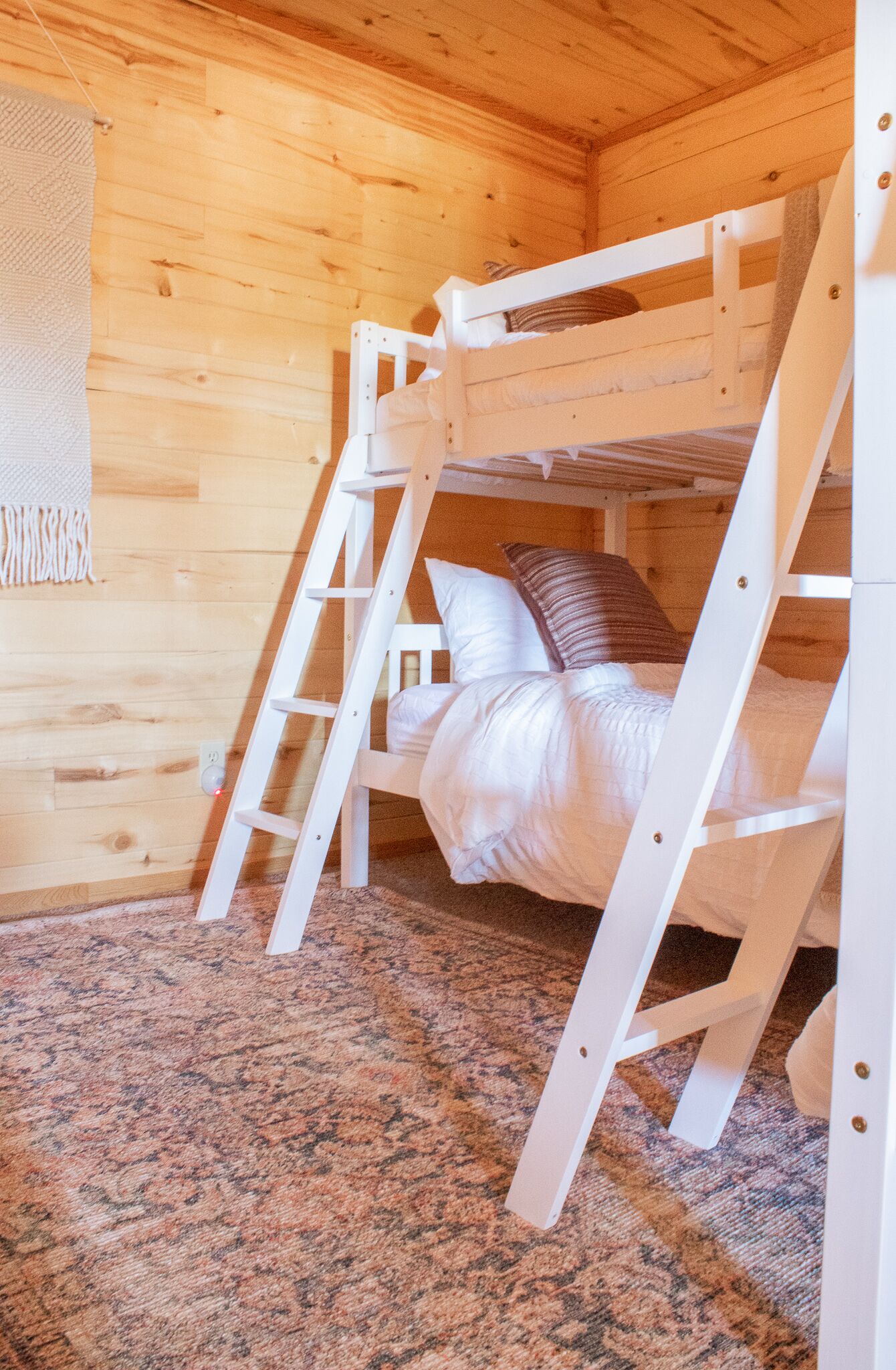 3 quartos, escrivaninha, ferros/tábuas de passar roupa, berço de viagem