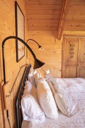 3 habitaciones, escritorio y tabla de planchar con plancha 