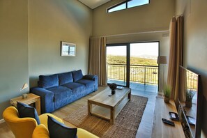 Appartement Élite | Aire de séjour | Téléviseur à écran plat de 42 po avec télévision par satellite