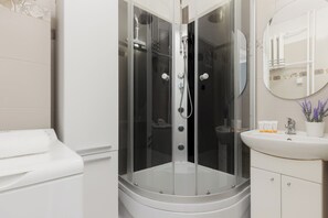 Apartemen, 3 kamar tidur, 2 kamar mandi | Kamar mandi | Shower dan handuk