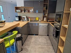 ثلاجة، ميكروويف، فرن، موقد طهي مسطح