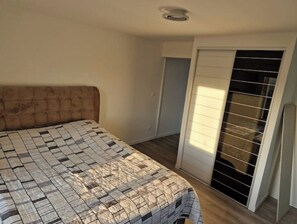 3 slaapkamers, een bureau, een strijkplank/strijkijzer, reisbedje