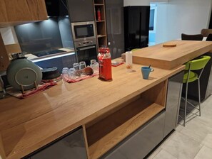 Kühlschrank, Mikrowelle, Ofen, Herdplatte