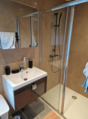 Haartrockner, Handtücher, Toilettenpapier
