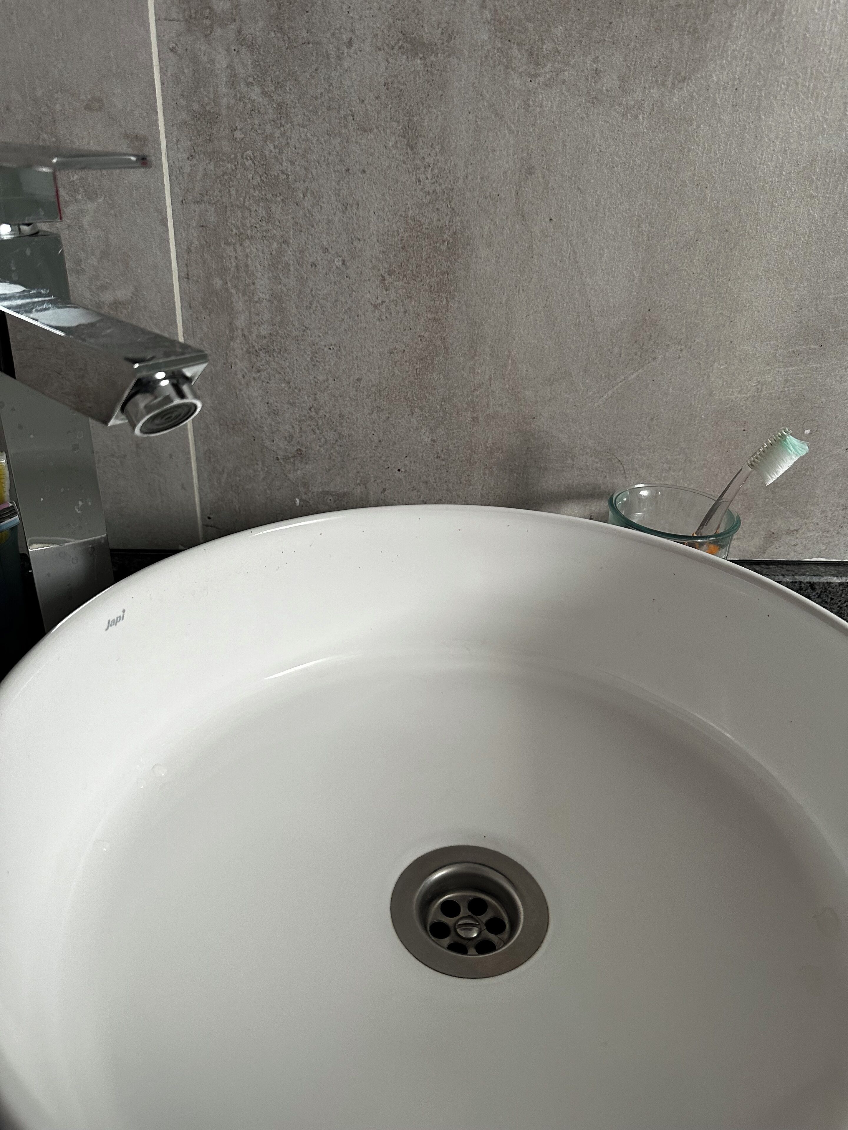 Sèche-cheveux, serviettes fournies, papier toilette