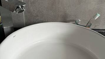 SĂšche-cheveux, serviettes fournies, papier toilette