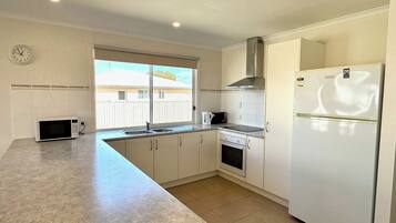 Réfrigérateur, micro-ondes, lave-vaisselle, grille-pain