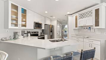 Réfrigérateur, four à micro-ondes, un four, surface de cuisson