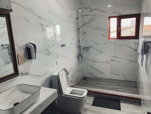 Suite | Badezimmer | Regendusche, Designer-Toilettenartikel, Seife, Shampoo