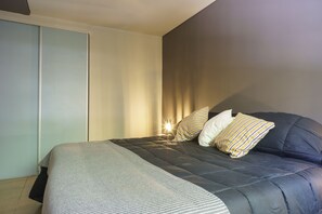 1 chambre, bureau, fer et planche à repasser, Wi-Fi gratuit