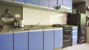 Frigorífico, microondas, horno y placa de cocina