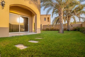 Garden - Spacious 3-Bedroom Maid's Villa  (Dubai)