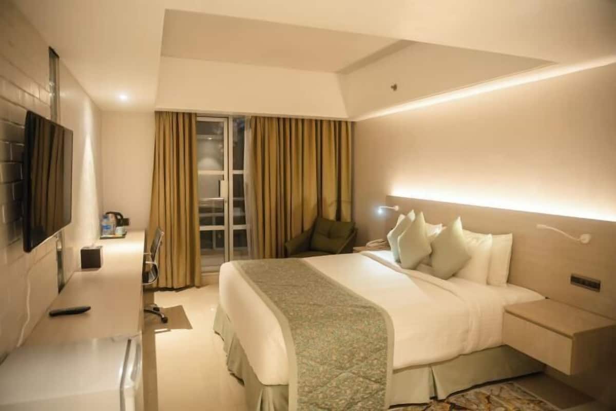 Premium bedding, in-room safe, desk, laptop workspace