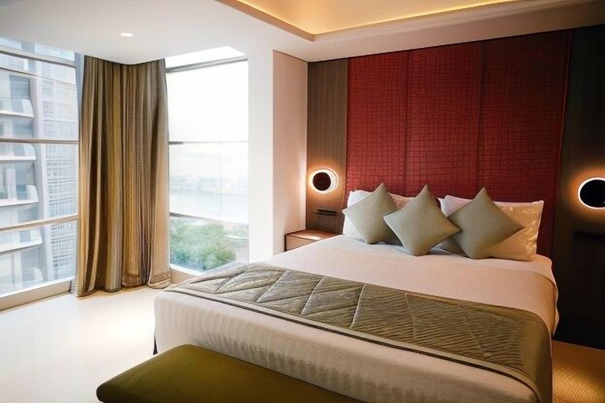 Premium bedding, in-room safe, desk, laptop workspace