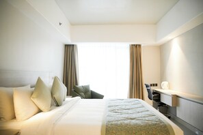 Deluxe Room, 1 King Bed | Premium bedding, in-room safe, desk, laptop workspace - Lakeshore Heights (Dhaka)