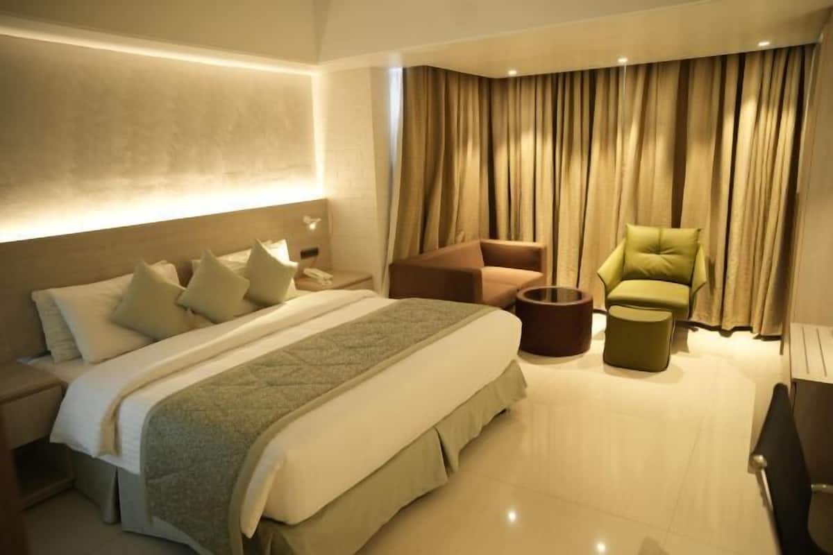 Premium bedding, in-room safe, desk, laptop workspace