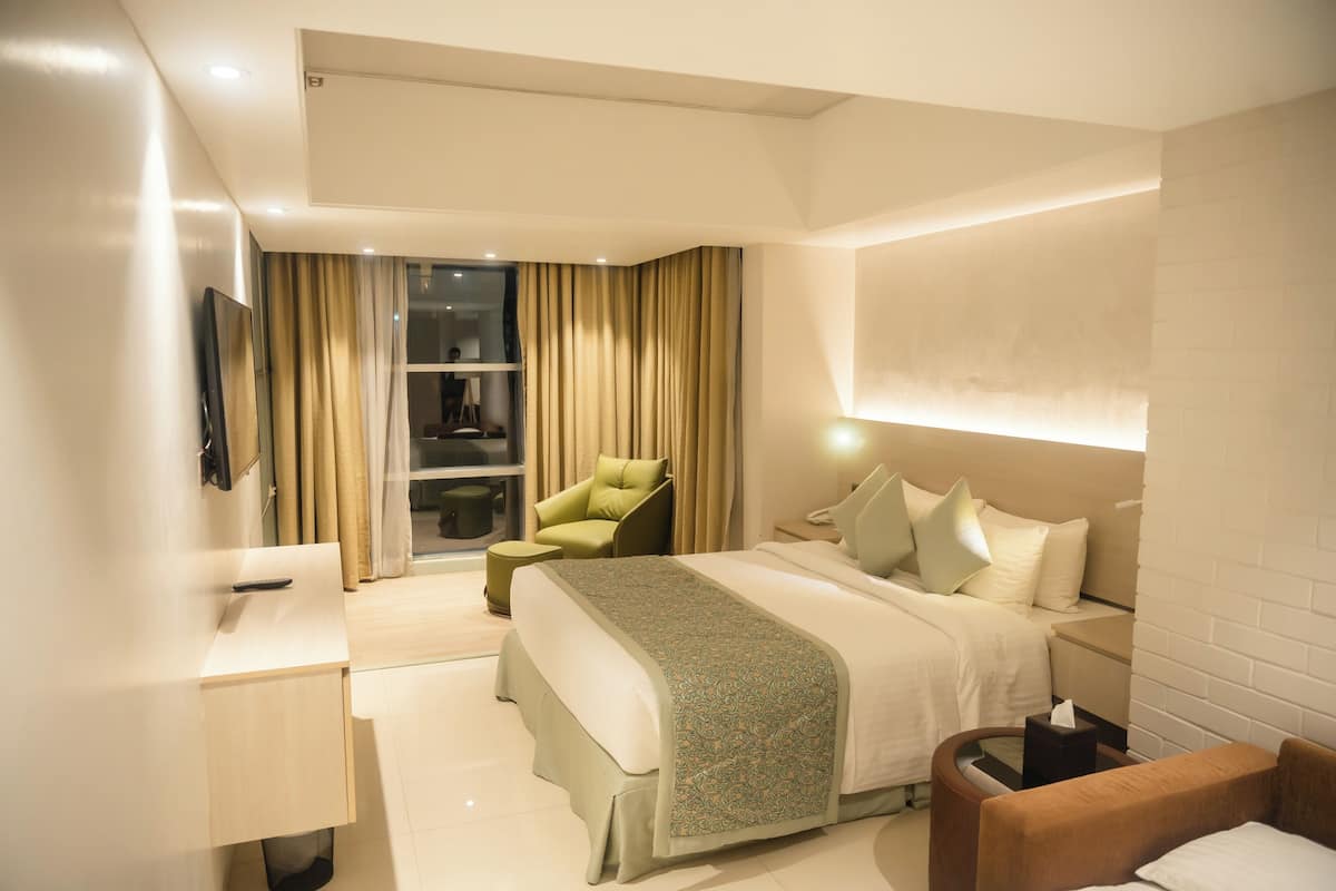 Camera Deluxe, 1 letto king | Biancheria da letto di alta qualità, una cassaforte in camera