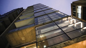 Un edificio moderno con fachada de vidrio y diseño geométrico.