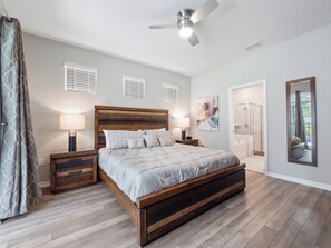 5 Schlafzimmer, Schreibtisch, Bügeleisen/Bügelbrett, Reisekinderbett