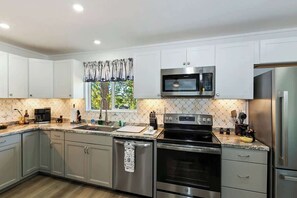 Fridge, microwave, oven, stovetop - Inyo Happy Place I Game Room + Fireplace (Sugarloaf)