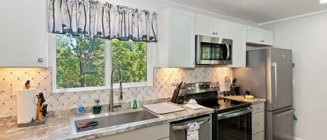 Een koelkast, een microgolfoven, een oven, een kookplaat