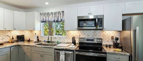 Réfrigérateur, micro-ondes, four, plaque de cuisson