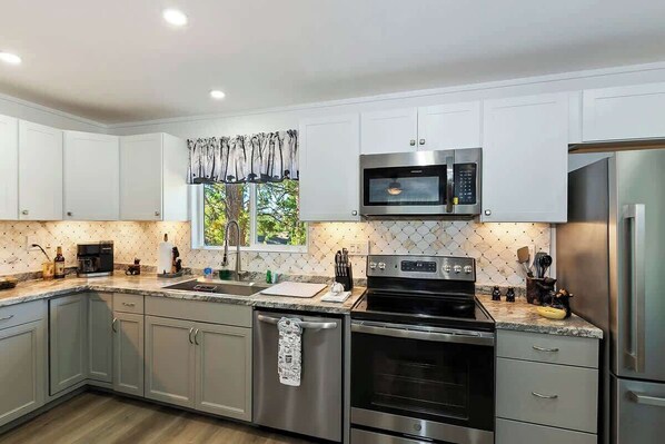 ثلاجة، ميكروويف، فرن، موقد طهي مسطح