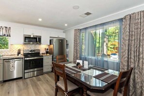 ثلاجة، ميكروويف، فرن، موقد طهي مسطح