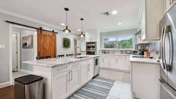 Kjøleskap, mikrobølgeovn, ovn og kokeplater