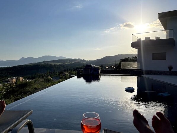 Outdoor pool, a heated pool - Modern apartment with lake view (Savines-le-Lac)