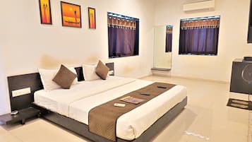 Classic Room | Desk, laptop workspace, free WiFi